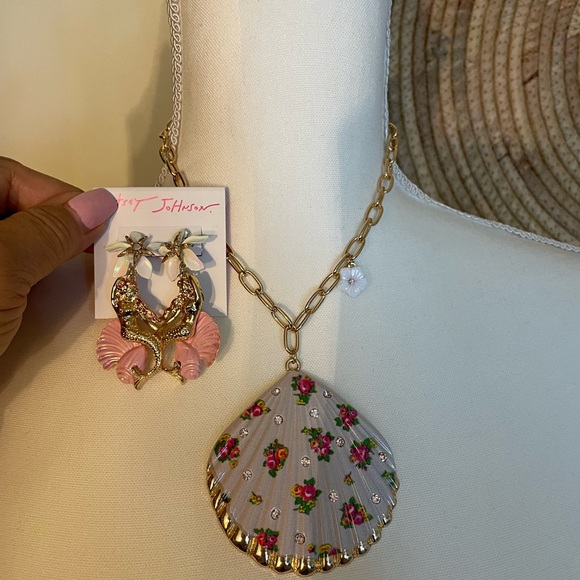 Betsy Johnson mermaid earrings in pink - Picture 5 of 6